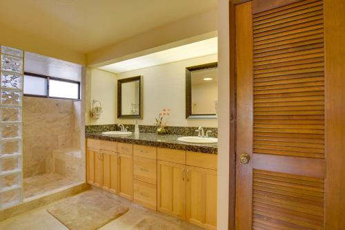 un bagno con due lavandini e una doccia di Kailua-Kona Condo with Resort Access and Ocean View! a Kailua-Kona