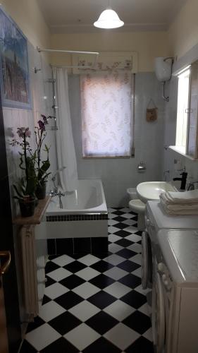 a bathroom with a black and white checkered floor at Affittacamere da chris in Reggio Calabria