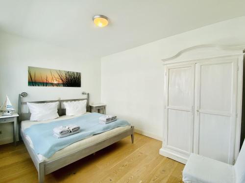 ein Schlafzimmer mit einem Bett mit zwei Handtüchern darauf in der Unterkunft Ferienwohnung Binzer Seeblick Haus Jahreszeiten Binz in Binz