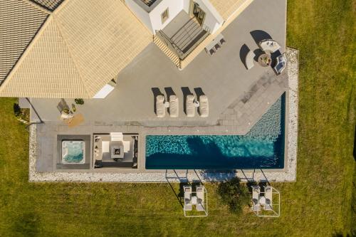 スヴォロナータにあるVilla Felicityのスイミングプール付きの家屋の上面の景色
