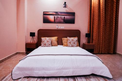 Postel nebo postele na pokoji v ubytování SERENITY SUITE Grand T2 Neuf Riviera Bonoumin