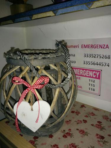 a basket with a heart on it with a price sign at Casetta next to the Creek Dino Buzzati in Belluno