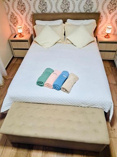 a bed with two towels on it with two lamps at Della Giustina Residence Comforto Aparthotel - Aconchegante, Lindo, Moderno, Renovado entre Abba Pai Church e Centro in Criciúma