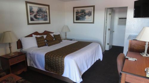 En eller flere senge i et værelse på Grand Junction Palomino Inn
