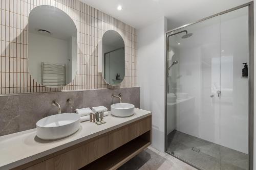 Ένα μπάνιο στο Coastal Bliss: 3-Bedroom Retreat with Pool