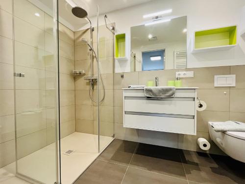 Et badeværelse på Ferienwohnung Leuchtfeuer im Haus Zudar Prora