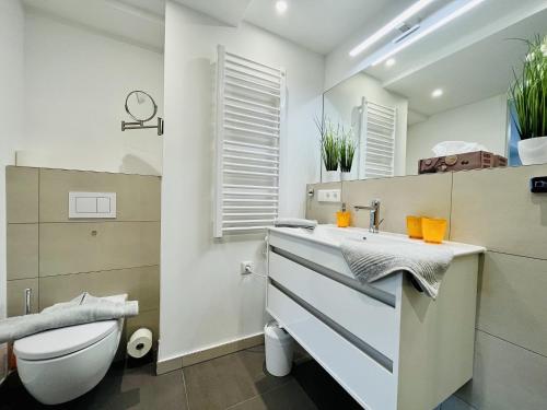 a bathroom with a toilet and a sink at Ferienwohnung Ruhepol im Haus Zudar Prora in Binz