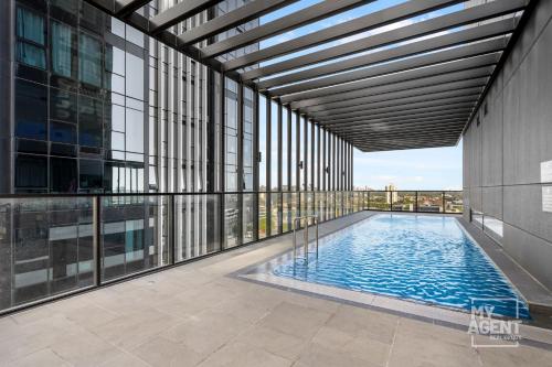 an indoor swimming pool in a building with windows at Southbank Stature Building2 Bedroom Apartment in Melbourne