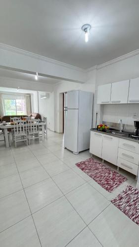 Dapur atau dapur kecil di Apto das Orquídeas- 3 Quartos - Apto espaçoso,confortável com 2 sacadas de frente para avenida principal!
