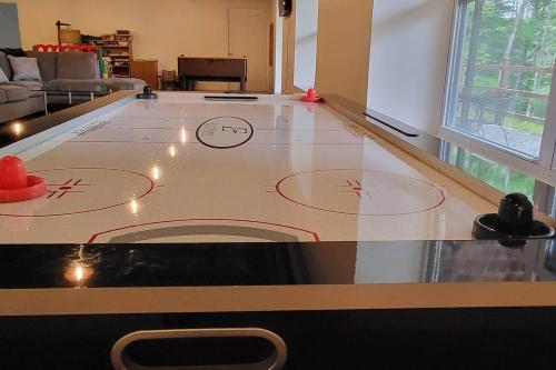 a ping pong table in a living room at Serenity On The Lehigh River in Thornhurst