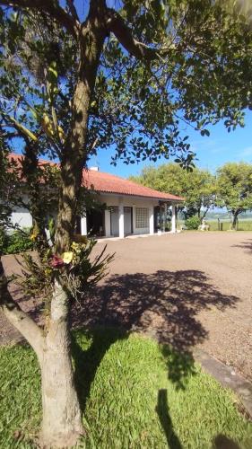 Taman di luar Sítio em Torres com Piscina e vista para Lagoa da Itapeva - Sítio Éden