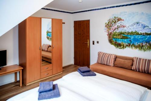 a bedroom with a bed and a painting on the wall at Smart Resorts B&B 2 BB2 324 in Winterberg