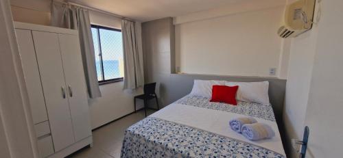 En eller flere senge i et værelse på Apartamento completo com vista sensacinal na praia de Fortaleza