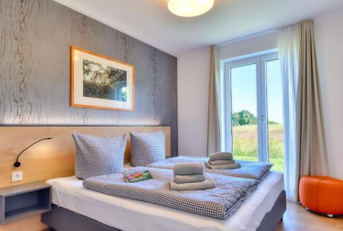 Ένα ή περισσότερα κρεβάτια σε δωμάτιο στο Ferienwohnung Kranich 26 im Wreecher Idyll Rügen by ruyastay