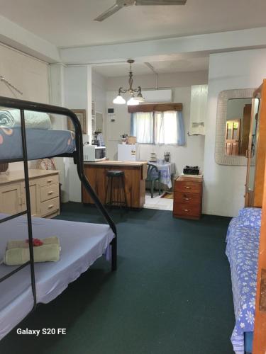 Postel nebo postele na pokoji v ubytování Martintar One bdrm Lodge 3