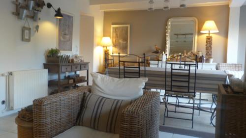 un salon avec un canapé et une table dans l'établissement Les Persiennes, à Saintes