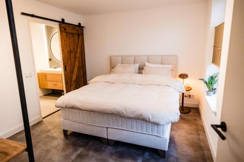 En eller flere senge i et værelse på Reffel Suites