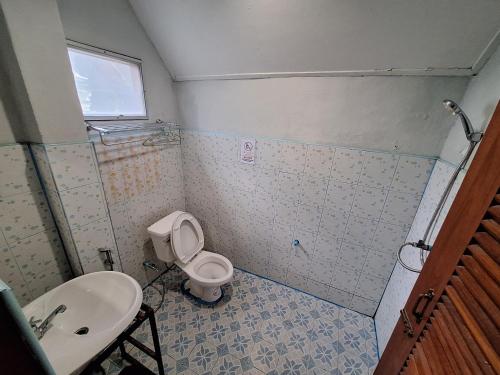 a small bathroom with a toilet and a sink at Sleep Pai Bed & Breakfast in Pai