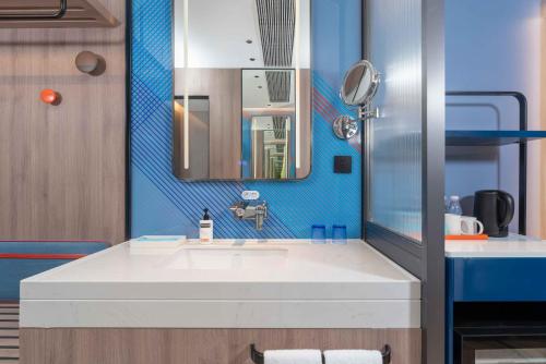 成都市にあるHoliday Inn Express Chengdu Shuangliu Airport by IHG - Free shuttle bus from Shuangliu International Airport to hotel about 8 Minutes by car, Welcome drinkの洗面台と鏡のあるバスルーム