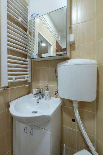 Bilik mandi di M&M Downtown Apartment