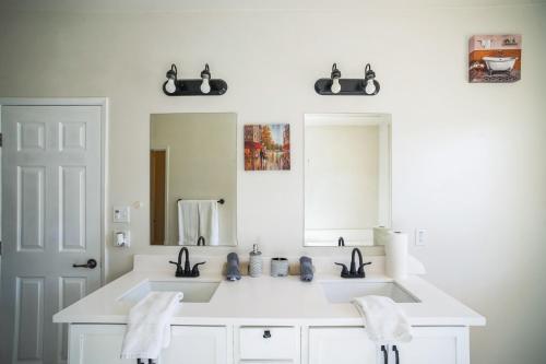 a bathroom with two sinks and a large mirror at Charming Pet-Friendly Getaway in Sunny Beaumont home in Beaumont