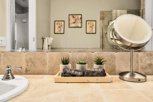Bilik mandi di Joshua Tree Getaway with Pool, Spa, BBQ and Sleeps 12