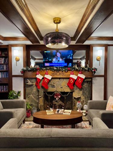 a living room with a fireplace with christmas ornaments at Arrowhead Lake Inn in Lake Arrowhead