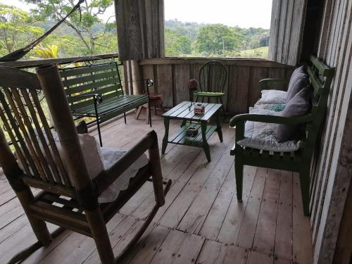 Cabañas Rusticas Cielo Roto, Río Celesteにあるバルコニーまたはテラス