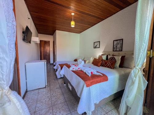 a bedroom with two beds in a room at Pousada Pura vida in Itacaré