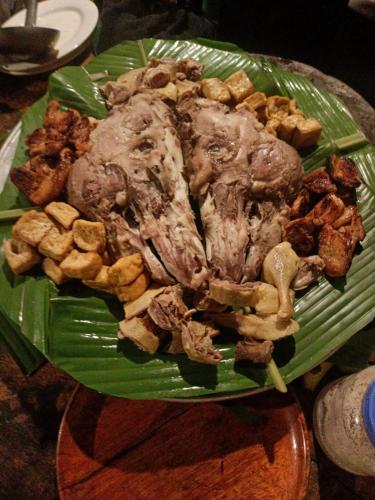 a plate of food on top of a banana leaf at Puluong homestay1holiday in Pu Luong
