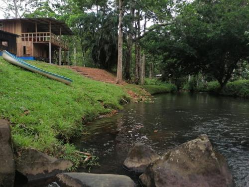 UpalaにあるCabañas Rusticas Cielo Roto, Río Celesteの川の側の船