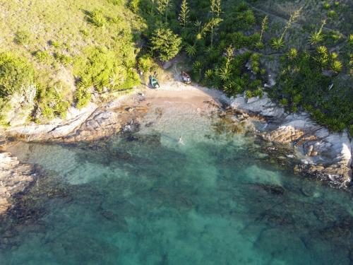 an aerial view of a beach with blue water at Casa Dela Pousada in Cabo Frio