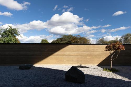 a wall with a tree in front of it at 丽思漫 心宿穹庐四野供氧庄园 in Shangri-La