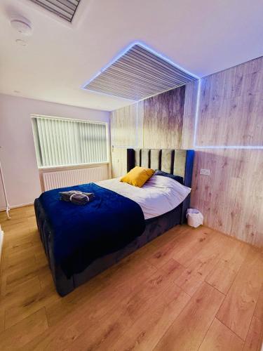 a bedroom with a large bed with a wooden floor at Birmingham City Centre- 9 bed house with free parking in Birmingham