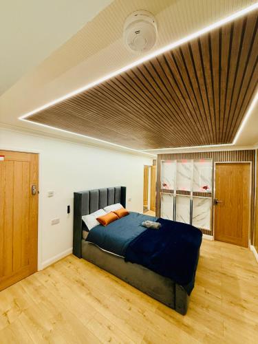 a bedroom with a bed and a wooden floor at Birmingham City Centre- 9 bed house with free parking in Birmingham