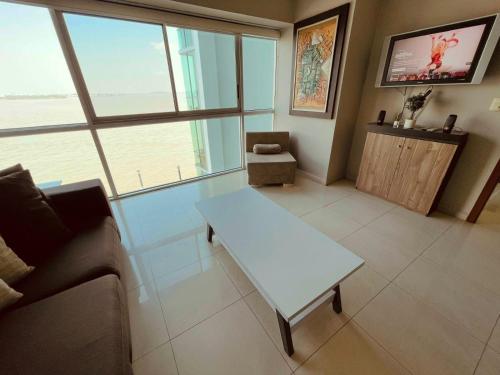 TV a/nebo společenská místnost v ubytování Suite frente al río en Puerto Santa Ana Riverfront