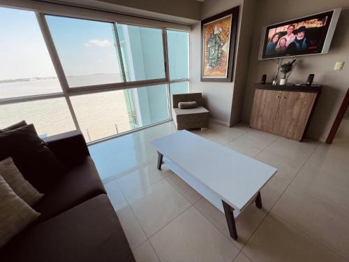 TV a/nebo společenská místnost v ubytování Suite frente al río en Puerto Santa Ana Riverfront