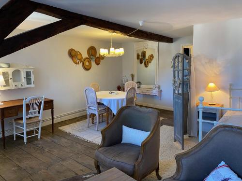 une cuisine et un salon avec une table et des chaises dans l'établissement T2 Cosy et Confortable au coeur d'Aubusson, à Aubusson
