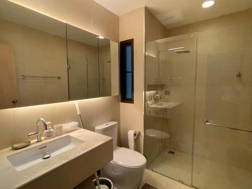 een badkamer met een toilet, een wastafel en een douche bij Khaoyai 360 Panoramic View in Ban Tha Chang