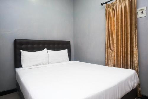 Ένα ή περισσότερα κρεβάτια σε δωμάτιο στο Al Abror Homestay Mandala Krida Mitra RedDoorz