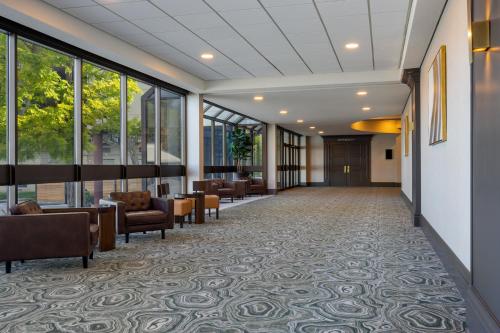 Posezení v ubytování Staybridge Suites St. Catharines Conf Ctr by IHG