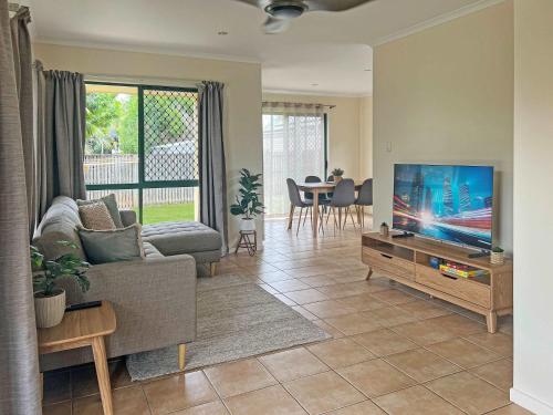 Et tv og/eller underholdning på Charming 3-Bedroom 2-Bathroom Townhouse