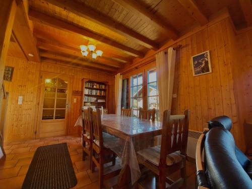 une salle à manger avec une table et des chaises en bois dans l'établissement Charmant duplex à Morillon, proche centre, 3 ch, 9 pers, parking, ski - FR-1-624-174, à Morillon