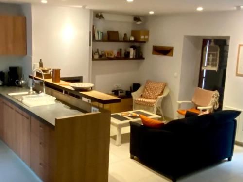 une cuisine et un salon avec un comptoir et des chaises dans l'établissement Charmante maison familiale à Groix, 3 chambres - FR-1-813-5, à Groix