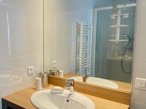 une salle de bain avec un lavabo et un miroir dans l'établissement Charmante maison familiale à Groix, 3 chambres - FR-1-813-5, à Groix