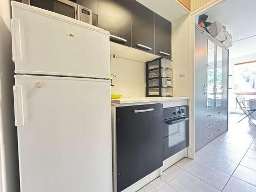 a kitchen with a refrigerator and a stove at Studio 4 pers à proximité des pistes avec WIFI et parking - FR-1-525-292 in Superdevoluy
