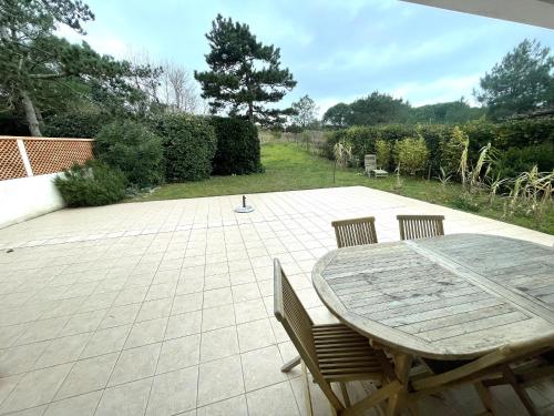 Photo de la galerie de l'établissement Grande maison près du phare avec Wi-Fi, animaux admis, parking, proche plage pour 8 personnes - FR-1-22-375, à La Tranche-sur-Mer