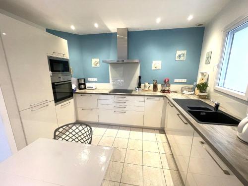 Photo de la galerie de l'établissement Grande maison près du phare avec Wi-Fi, animaux admis, parking, proche plage pour 8 personnes - FR-1-22-375, à La Tranche-sur-Mer