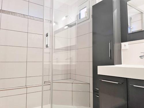 une salle de bain avec une douche en verre et un lavabo dans l'établissement Appt climatisé 3 pièces - 6 pers - Terrasse, parking à 200m de la plage - FR-1-251-845, au Lavandou