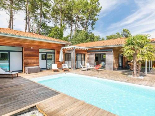 une maison avec une piscine et une terrasse dans l'établissement Villa d'exception pour 10 pers avec piscine chauffée et parking privé à Labenne - FR-1-791-28, à Labenne